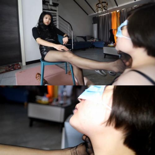 【惑心】黑丝臭脚怼墙角虐